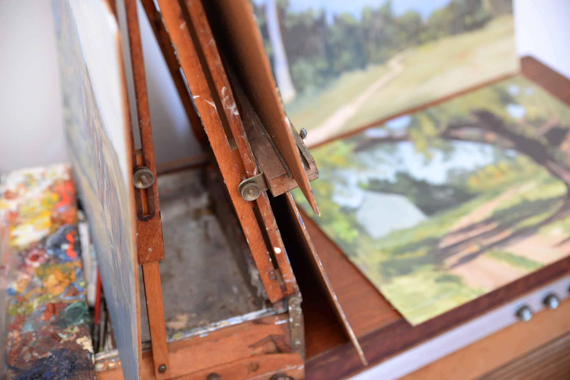 The art and easels of fine artist Keith Sherlock